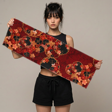 Laden Sie das Bild in den Galerie-Viewer, 共通モデルがタオルFを持つ商品画像
