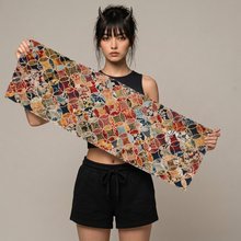 Laden Sie das Bild in den Galerie-Viewer, 共通モデルが新Jのタオルを持つ商品画像
