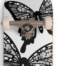 Laden Sie das Bild in den Galerie-Viewer, Schwarzes Schmetterlings-Skateboard

